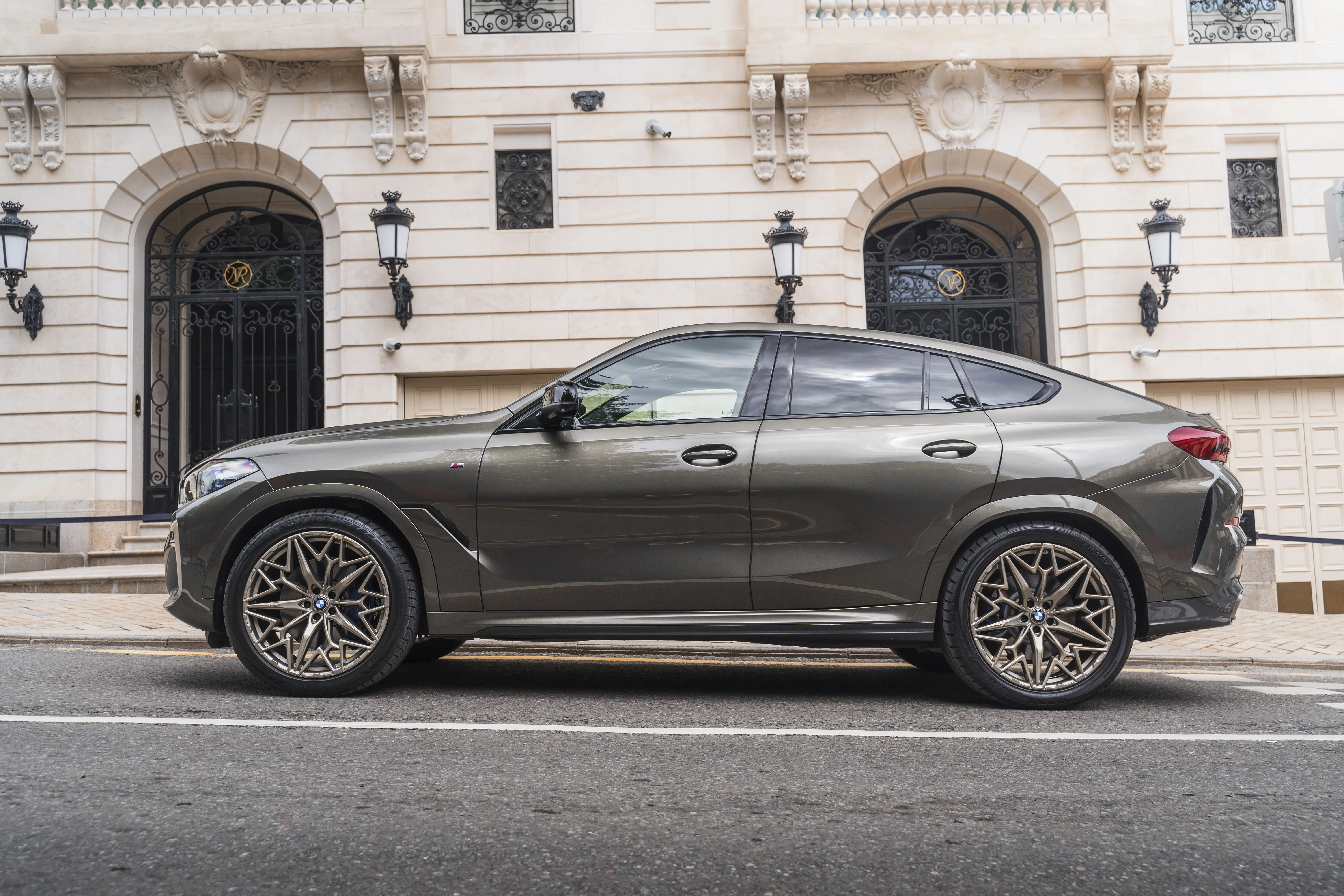 BMW X6 M50i фото 5