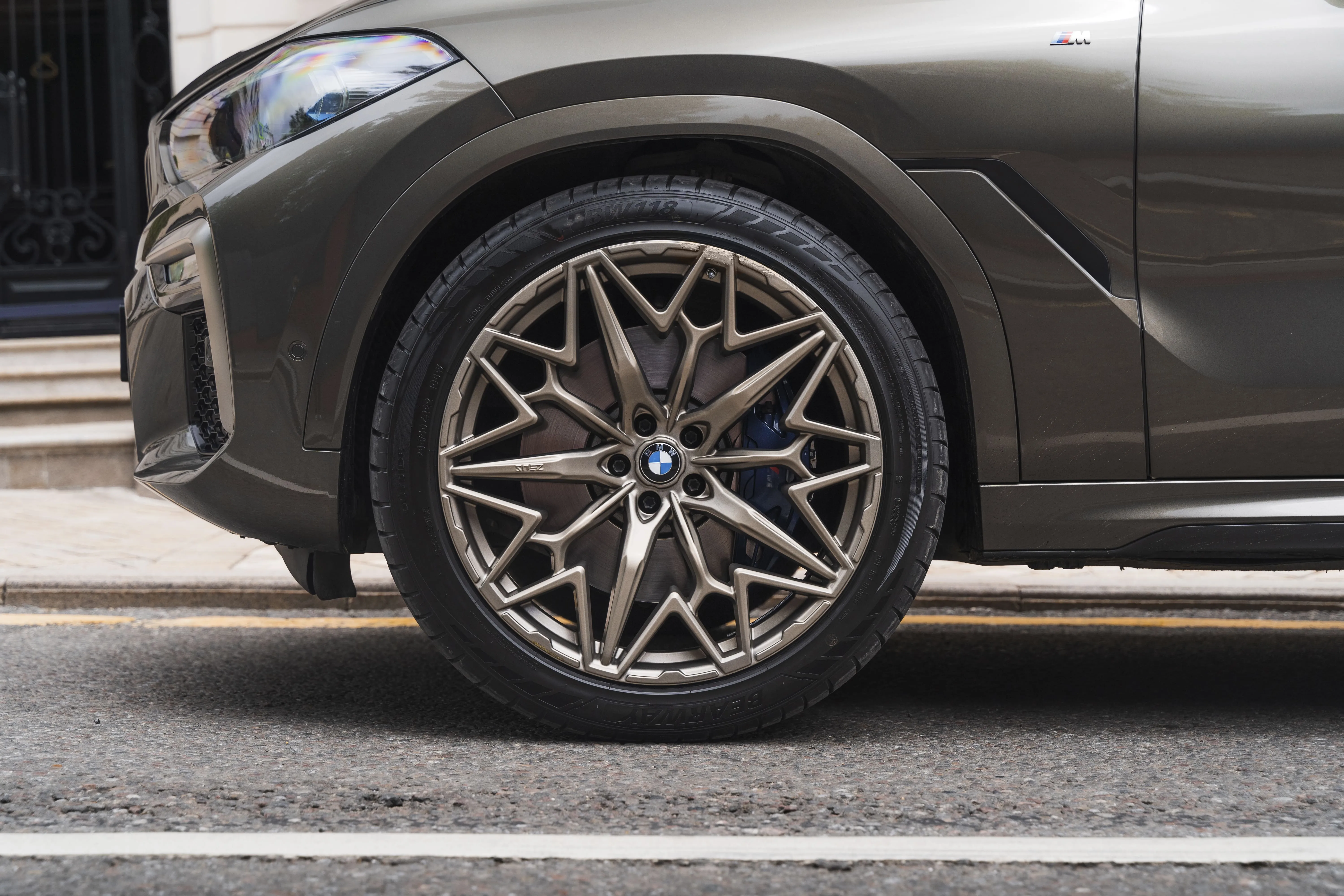 BMW X6 M50i фото 6