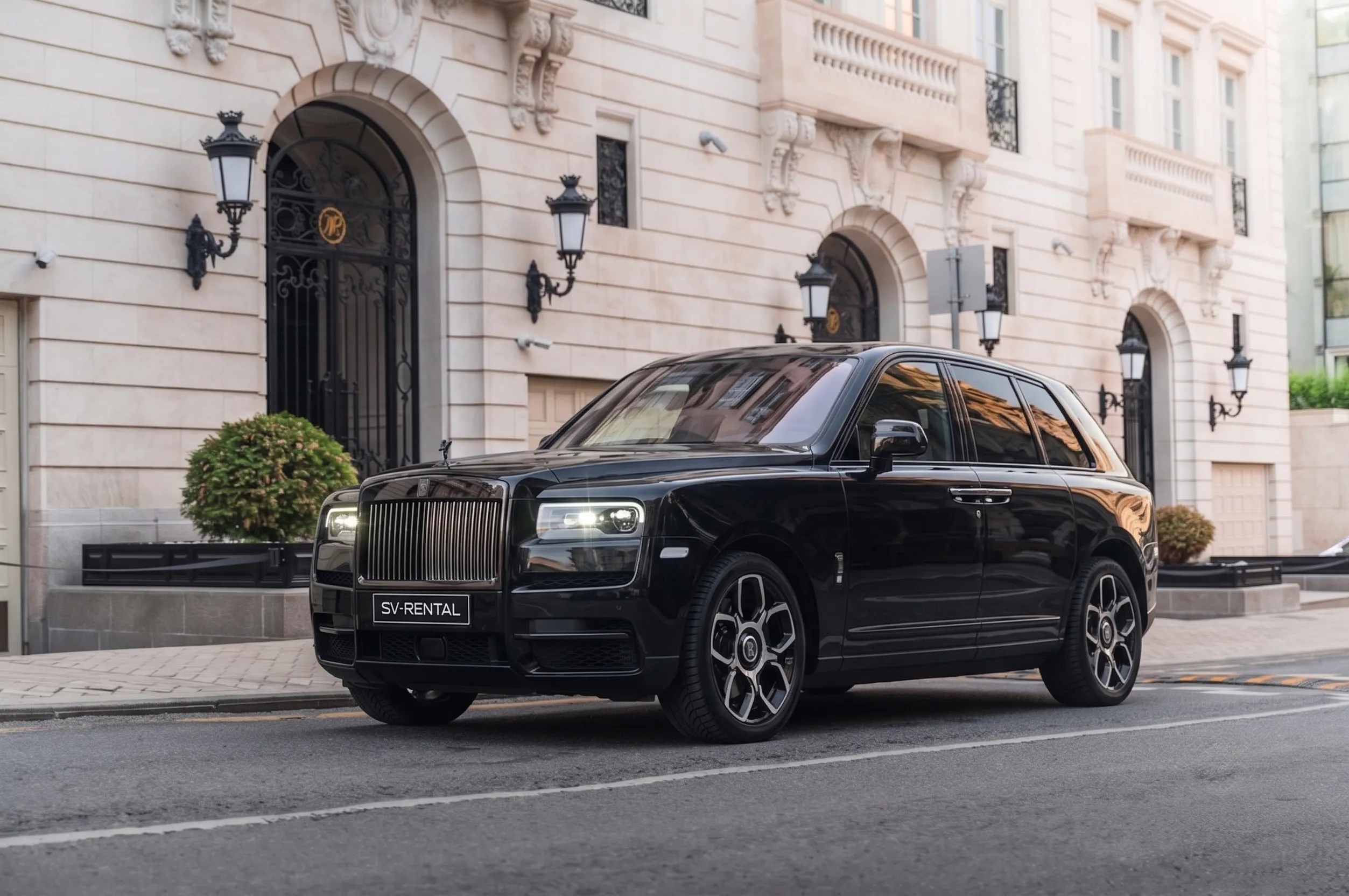 Rolls-Royce Cullinan фото 1
