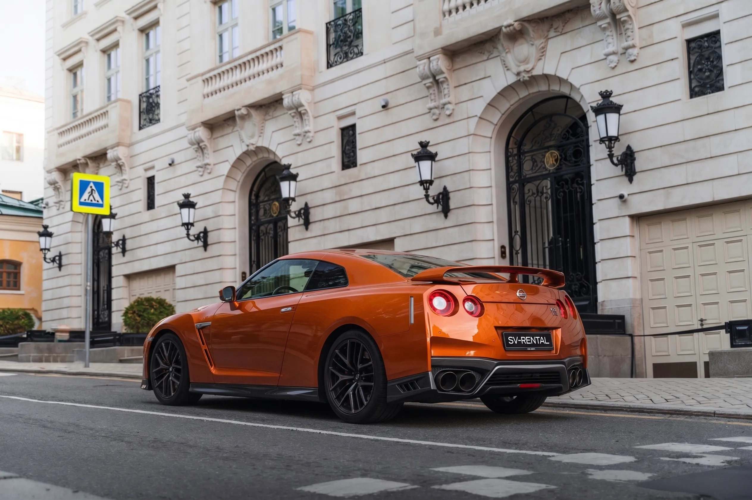 Nissan GT-R фото 2
